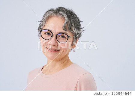 メガネをかけた白髪の女性 135944644