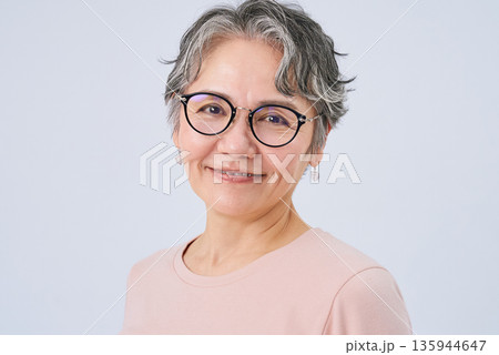 メガネをかけた白髪の女性 135944647