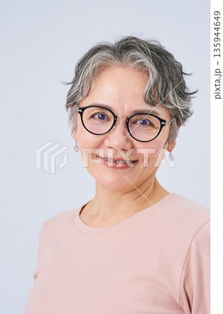 メガネをかけた白髪の女性 メガネをかけた白髪の女性 135944649