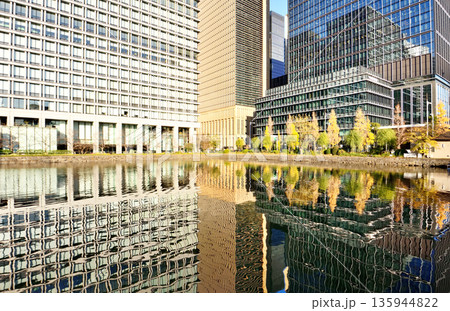外堀に映り込む大手町のビル群 外堀に映り込む大手町のビル群 135944822