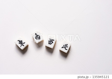 白背景にマージャン牌 白背景にマージャン牌 135945121