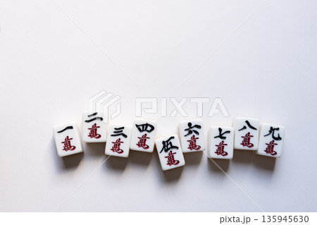 白背景にマージャン牌 135945630