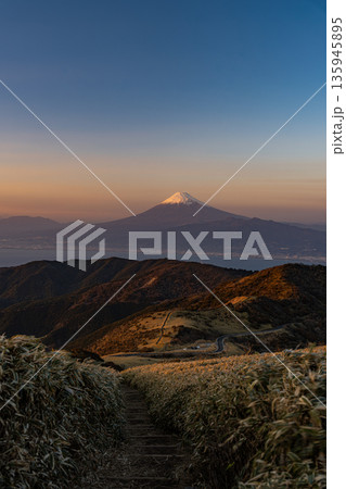 山の上から眺める夕暮れの富士山 135945895