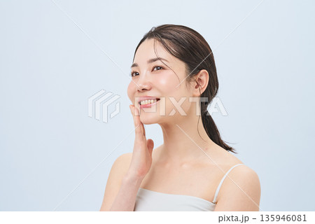 頬を触る若い女性 135946081