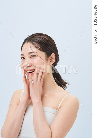 頬を触る若い女性 135946086