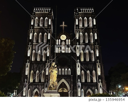 ライトアップされた夜のハノイ大聖堂 135946954