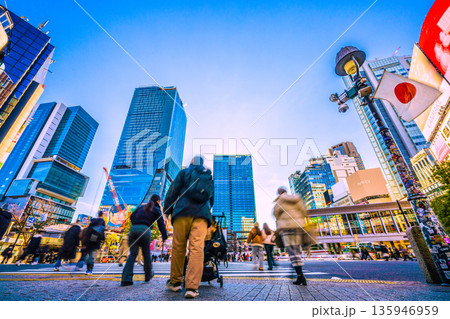 日本の東京都市景観元旦…日の丸、親子連れ…インバウンド続く渋谷。こちらのシールは健在…新時代へ 135946959