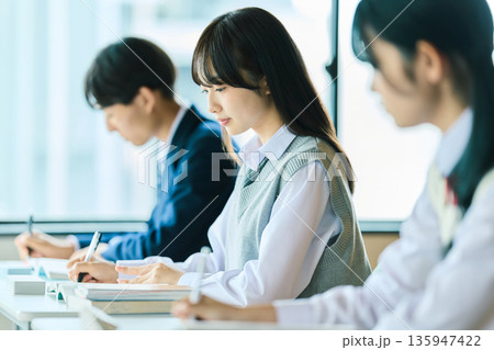 授業を受ける高校生 135947422