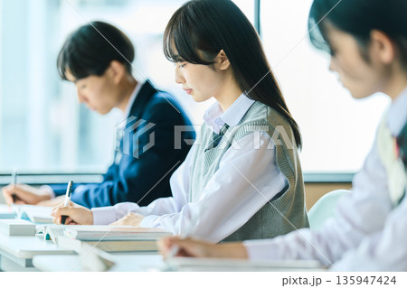 授業を受ける高校生 135947424