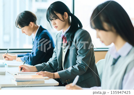 授業を受ける高校生 135947425