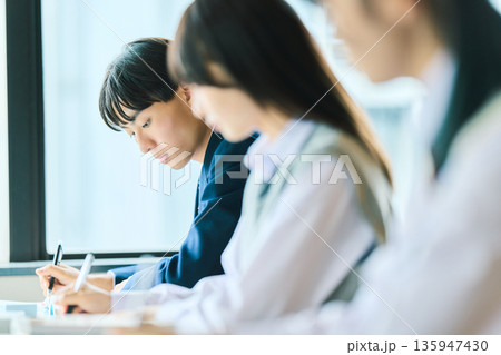 授業を受ける高校生 135947430