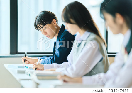 授業を受ける高校生 135947431