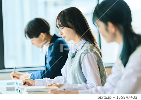 授業を受ける高校生 135947432
