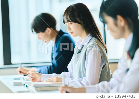 授業を受ける高校生 135947433