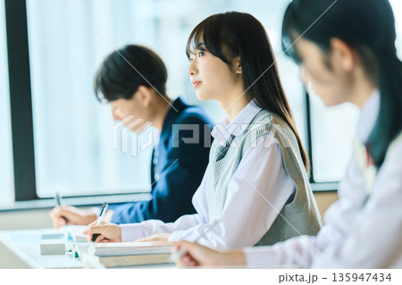 授業を受ける高校生 授業を受ける高校生 135947434