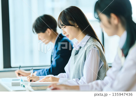 授業を受ける高校生 授業を受ける高校生 135947436