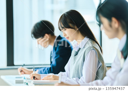 授業を受ける高校生 135947437
