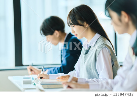 授業を受ける高校生 135947438