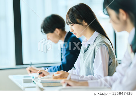 授業を受ける高校生 135947439