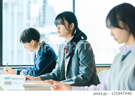 授業を受ける高校生 135947440