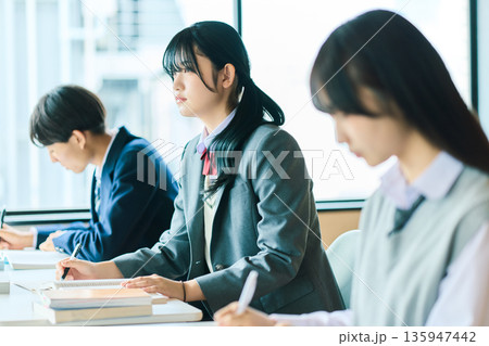 授業を受ける高校生 135947442
