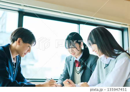 自習する高校生 135947451
