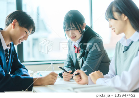 自習する高校生 自習する高校生 135947452