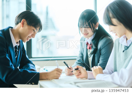 自習する高校生 135947453