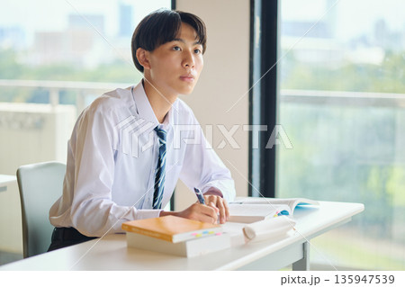 勉強に励む男子高校生 勉強に励む男子高校生 135947539
