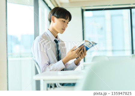 本を読む男子高校生 本を読む男子高校生 135947825