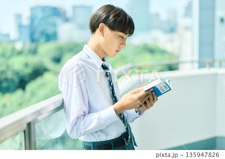 本を読む男子高校生 本を読む男子高校生 135947826