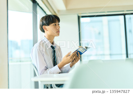 本を読む男子高校生 135947827