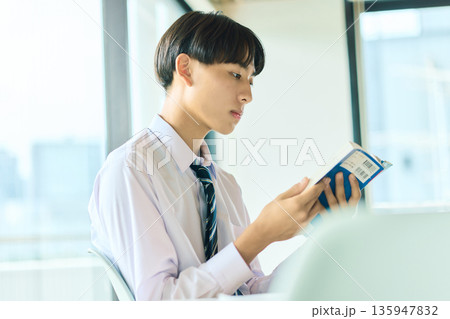 本を読む男子高校生 本を読む男子高校生 135947832