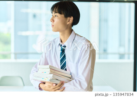 本を読む男子高校生 本を読む男子高校生 135947834