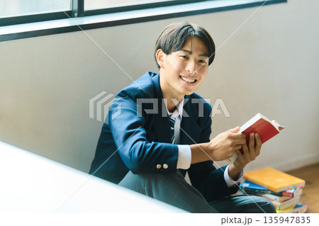 本を読む男子高校生 135947835