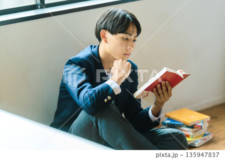 本を読む男子高校生 本を読む男子高校生 135947837