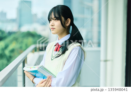女子高校生のポートレート 135948041