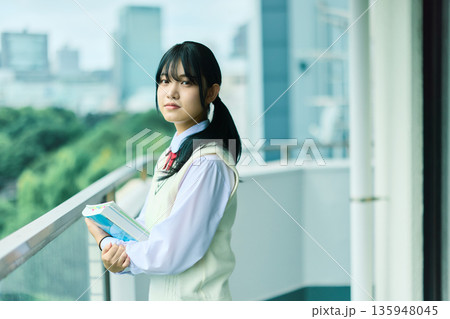 女子高校生のポートレート 135948045