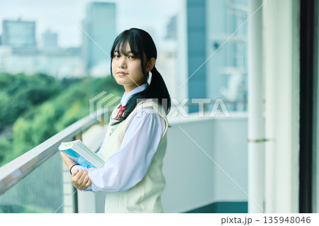 女子高校生のポートレート 135948046