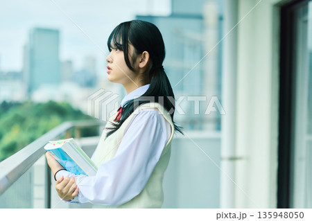 女子高校生のポートレート 135948050