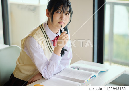 試験勉強に励む女子高校生 試験勉強に励む女子高校生 135948183