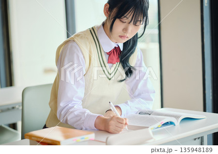 試験勉強に励む女子高校生 試験勉強に励む女子高校生 135948189