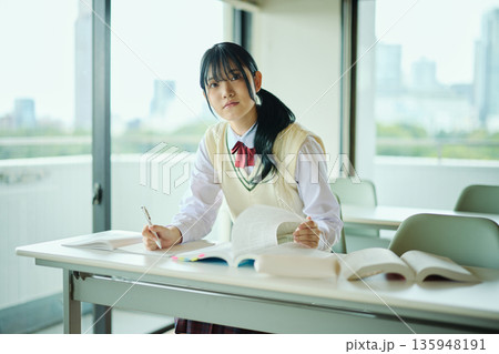 試験勉強に励む女子高校生 135948191