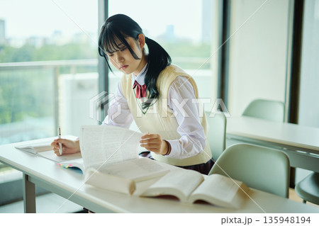 試験勉強に励む女子高校生 135948194