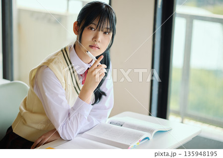 試験勉強に励む女子高校生 試験勉強に励む女子高校生 135948195