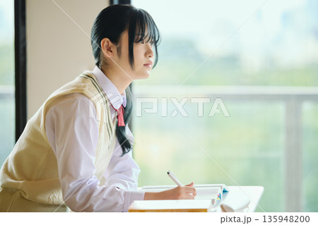 試験勉強に励む女子高校生 135948200