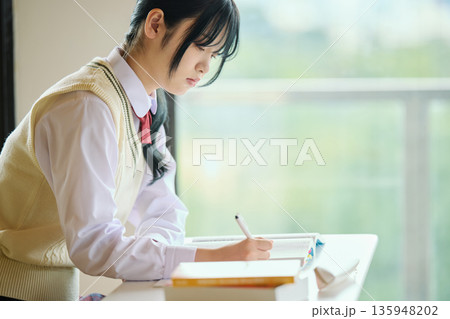 試験勉強に励む女子高校生 135948202