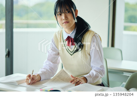 試験勉強に励む女子高校生 135948204