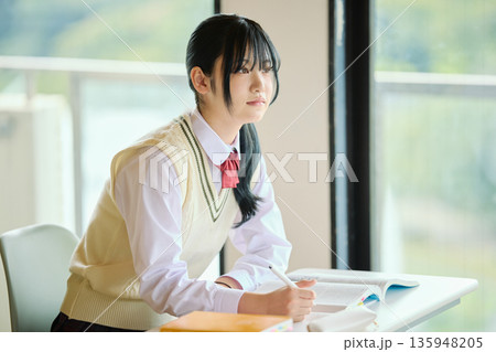 試験勉強に励む女子高校生 135948205