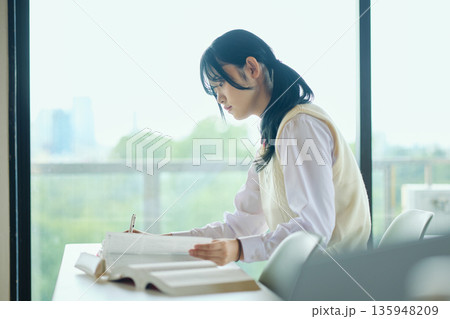 試験勉強に励む女子高校生 135948209